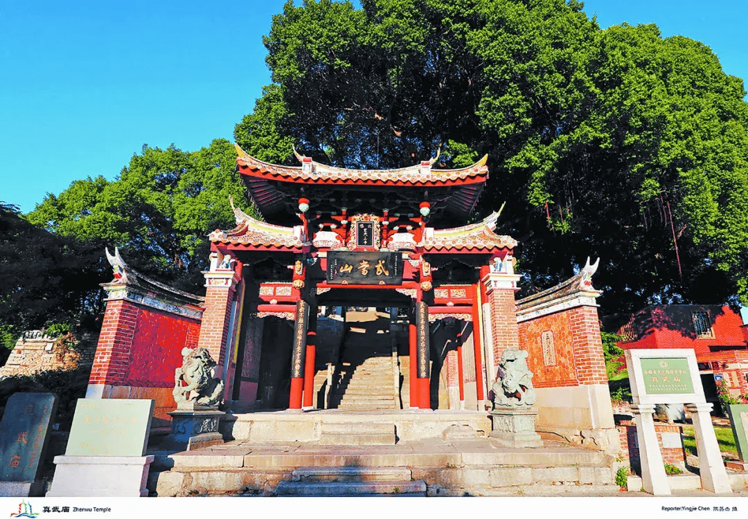 泉州古城西北部的九日山所在处是泉州湾进入晋江后江面的最窄处,东部