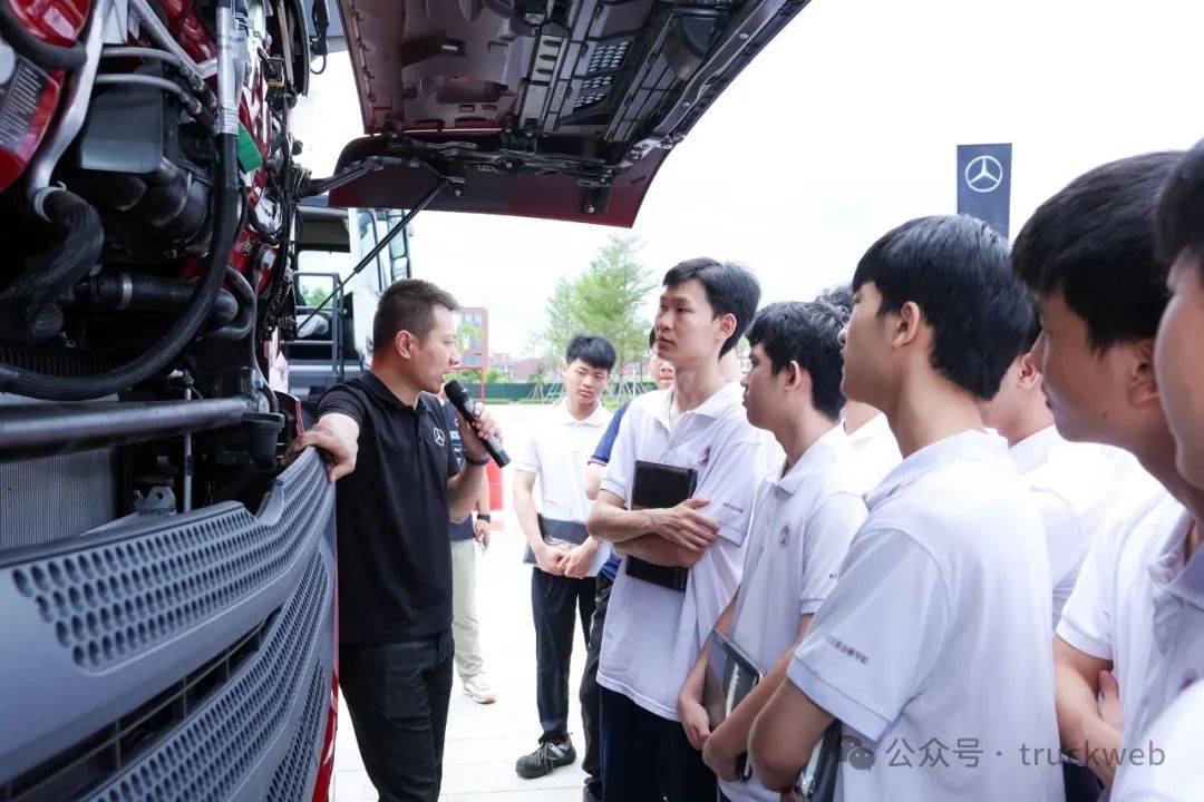活动现场,梅赛德斯-奔驰卡车向广州市交通技师学院的师生分享了关于