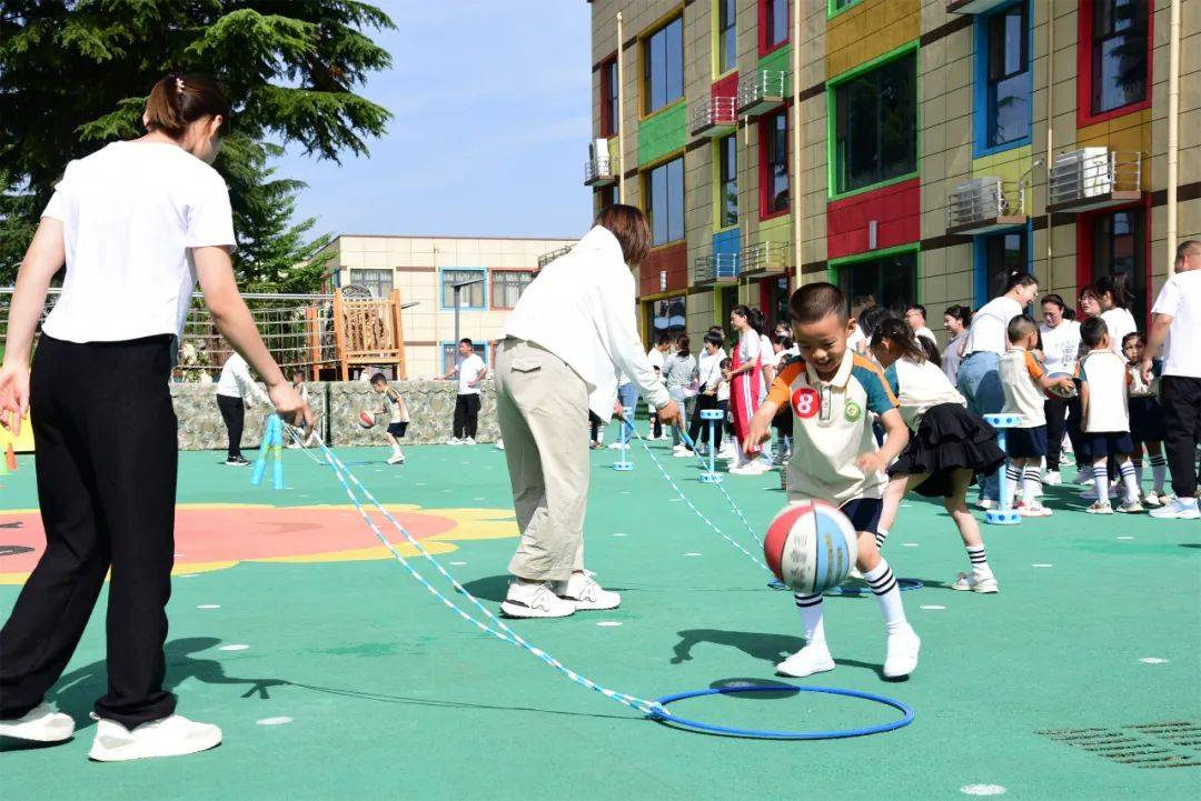 趣享运动 玩转童年——万荣县五一幼儿园庆"六一"家园联谊活动纪实