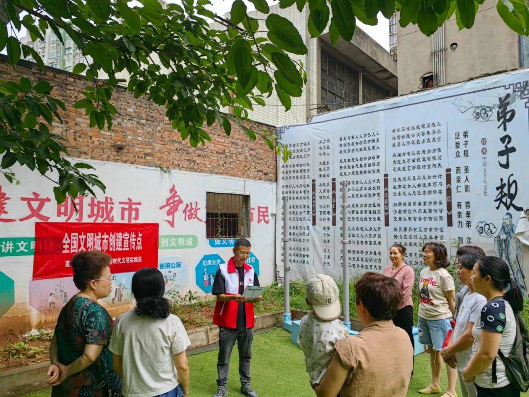 5月30日,莲花街道双龙井社区新时代文明实践站到书香苑小区开展创文