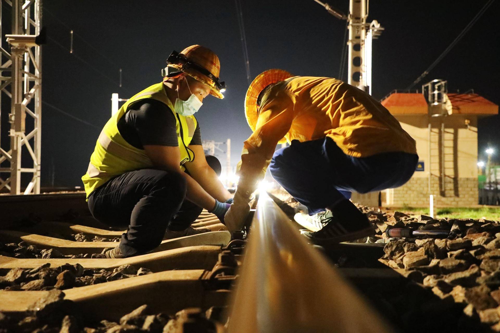 历时70多天,中老铁路国内段完成首次大规模钢轨打磨