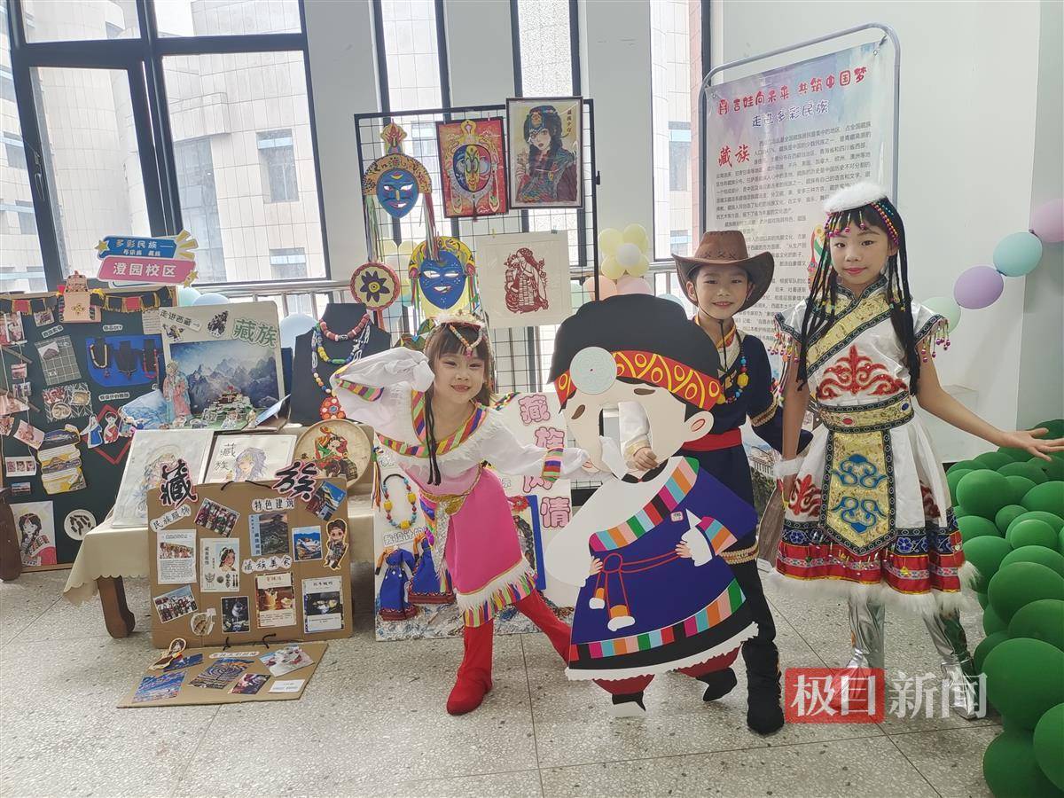 极目新闻记者现场看到,在吉林街小学江南城校区展演厅外,陈列着壮族