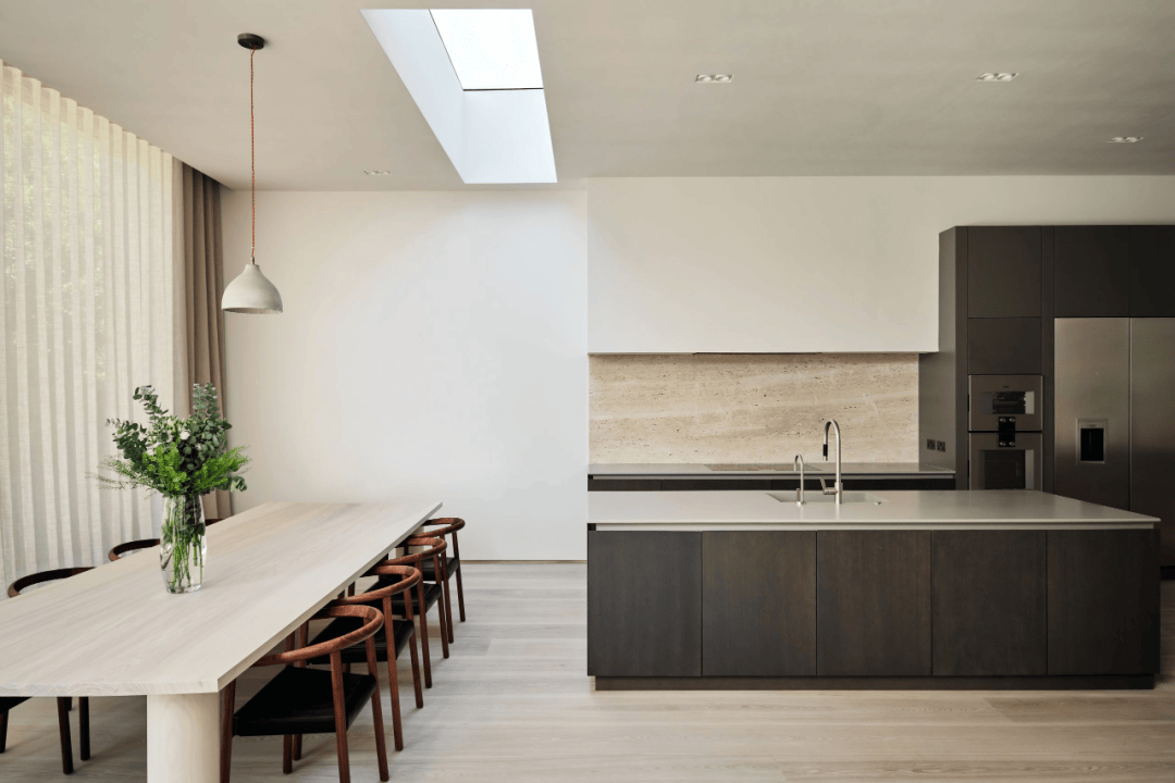 设备墙上冰箱,烤箱,表面均采用不锈钢面板,而其他柜门则选择棕色铝塑