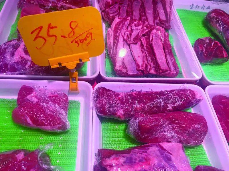 位于综合交易区的恒都牛羊肉摊位,新鲜牛肉批发价28元/斤,牛腩28元