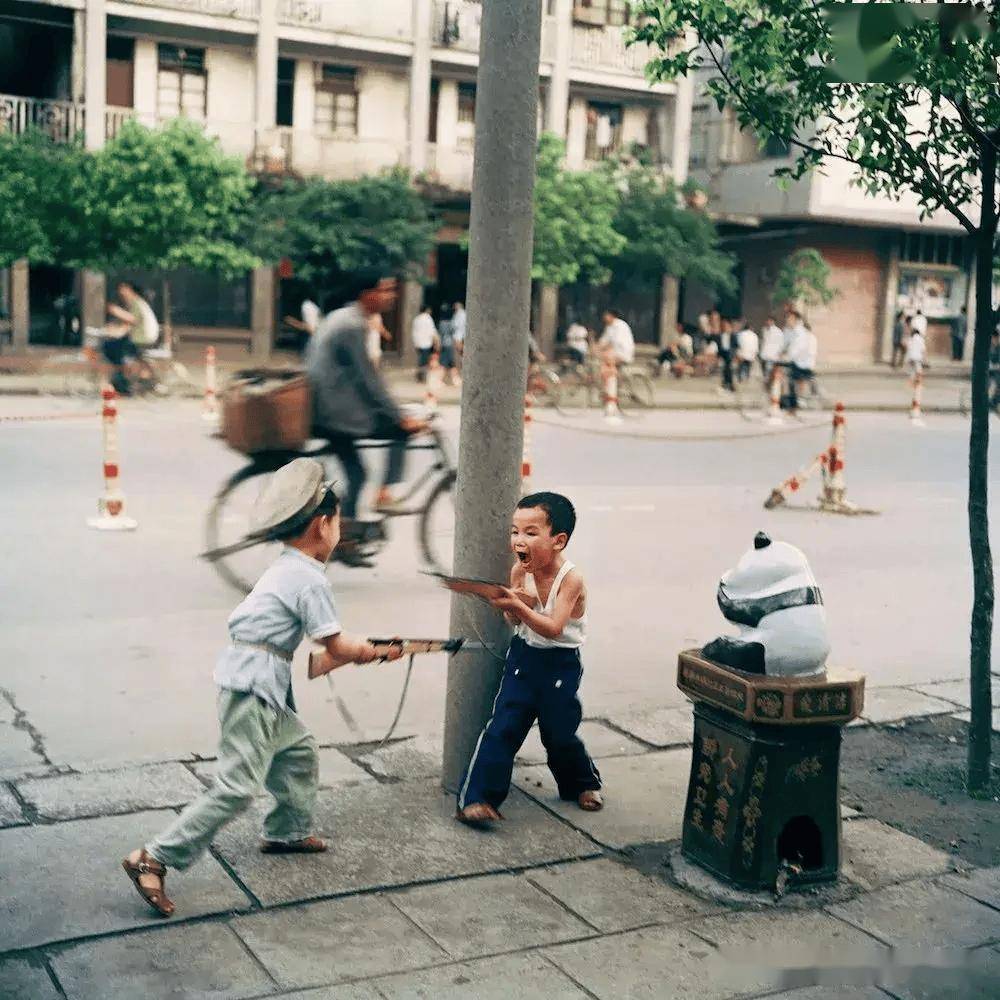 在很多城市的借书摊前