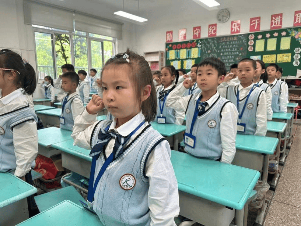 江阴市长泾实验小学长泾实小根据入队指标,认真做好一年级新生的队前