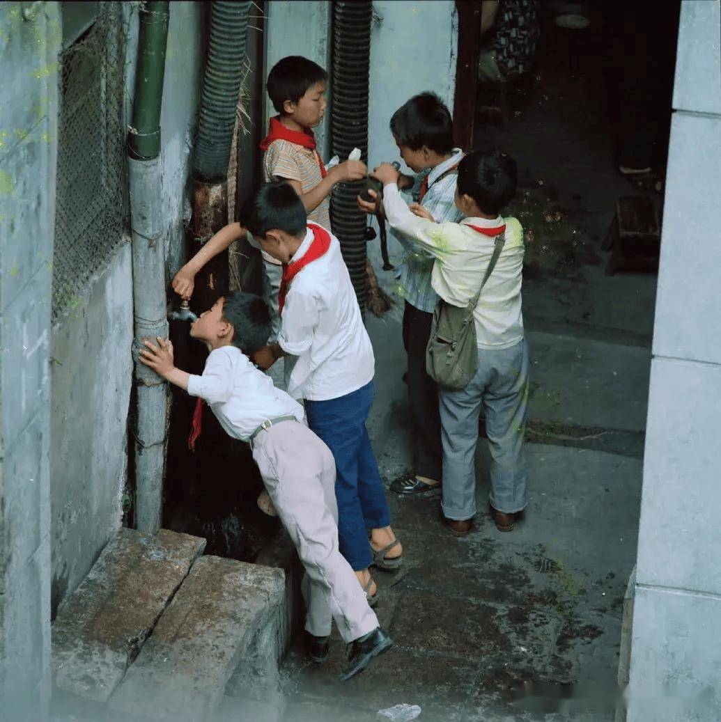 你好,小朋友:日本摄影师镜头下的八十年代儿童_中国_秋山亮_照片