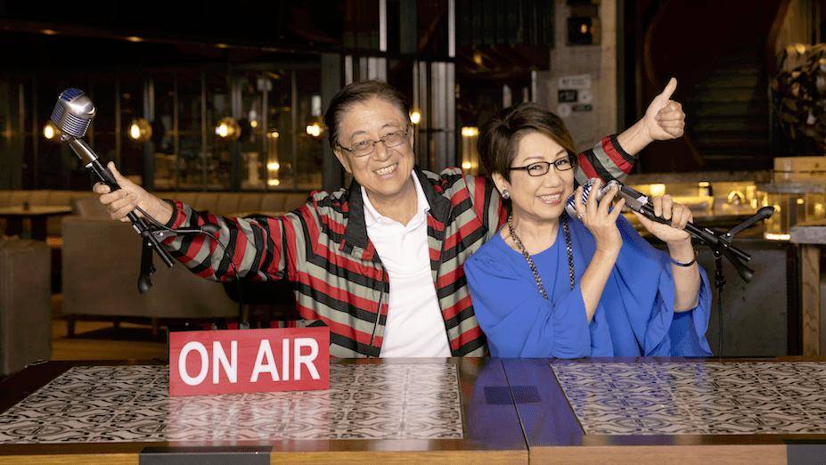 她是香港十大杰青,金牌dj,人生励志嫁名流老公,子女优秀德行厚