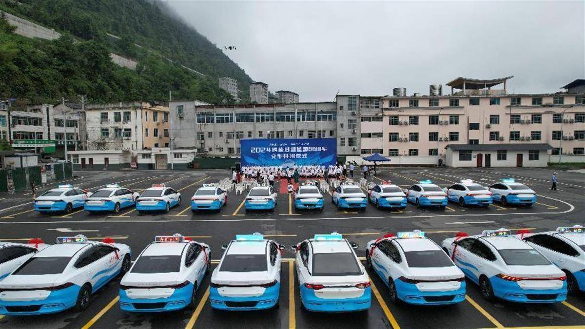 5月27日早上6时,湖北恩施鹤峰县新能源出租车交车开班仪式在九峰大道