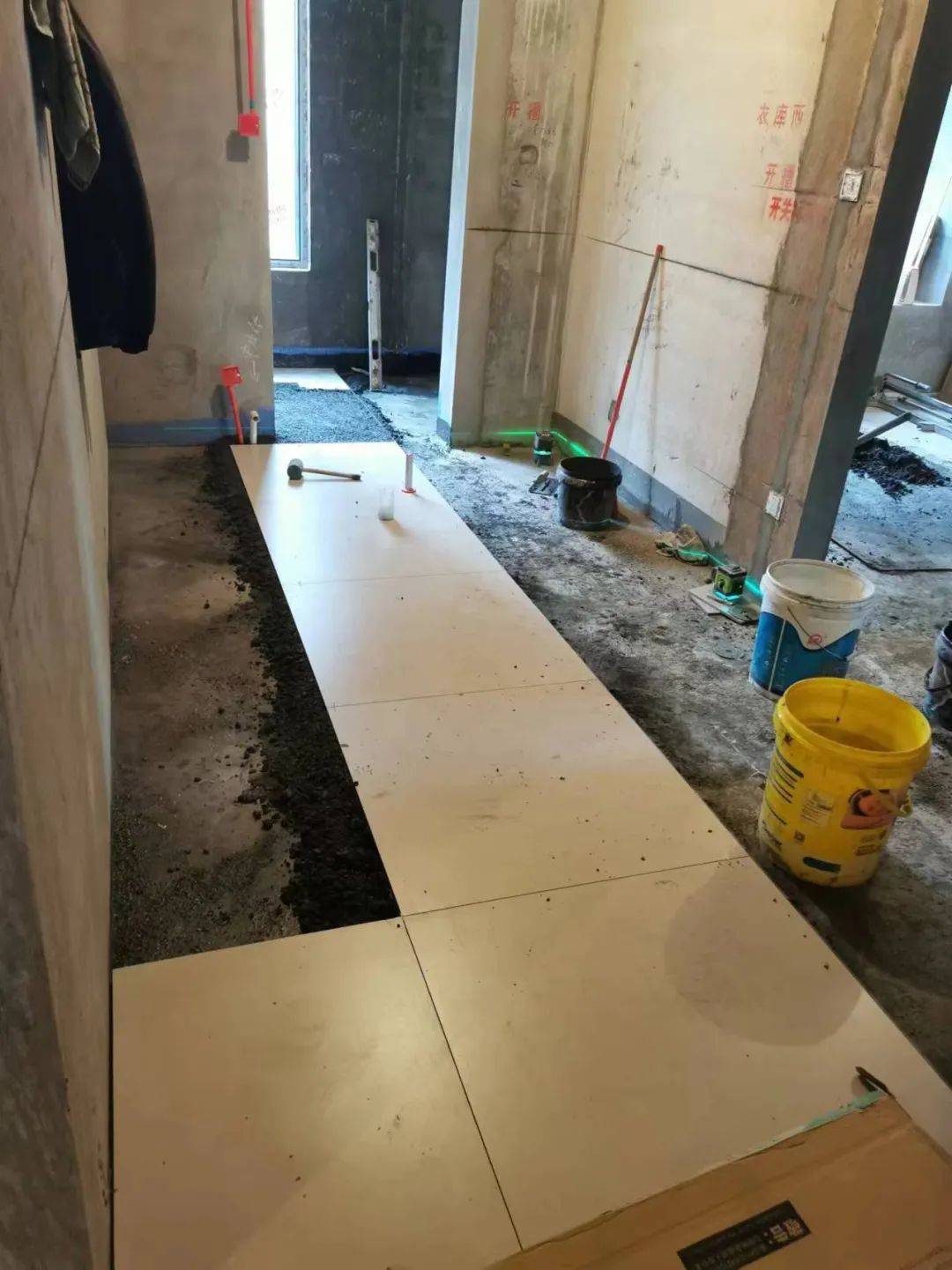 木工基础工程施工良好,墙面木基层防潮垫铺贴好,瓷砖铺贴平整度良好