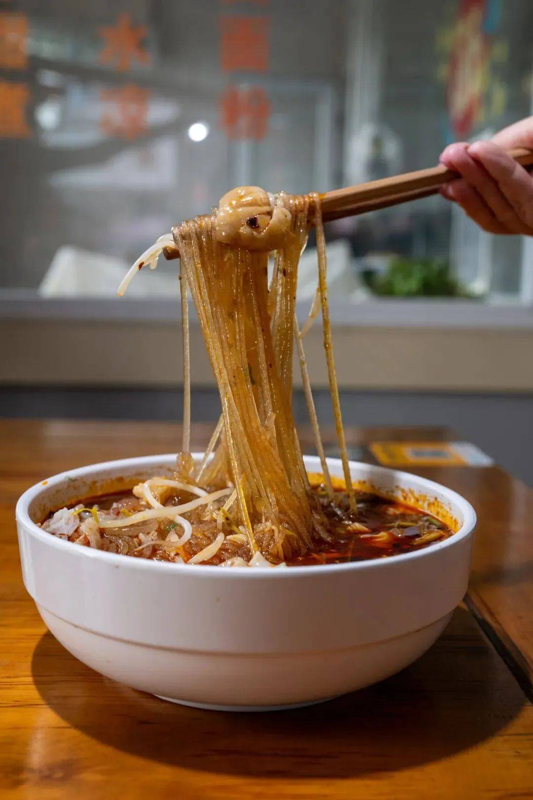 肥肠粉是主食也是小吃粉丝软弹晶莹,汤底酸香麻辣摄影|孟宽肥肠粉,是