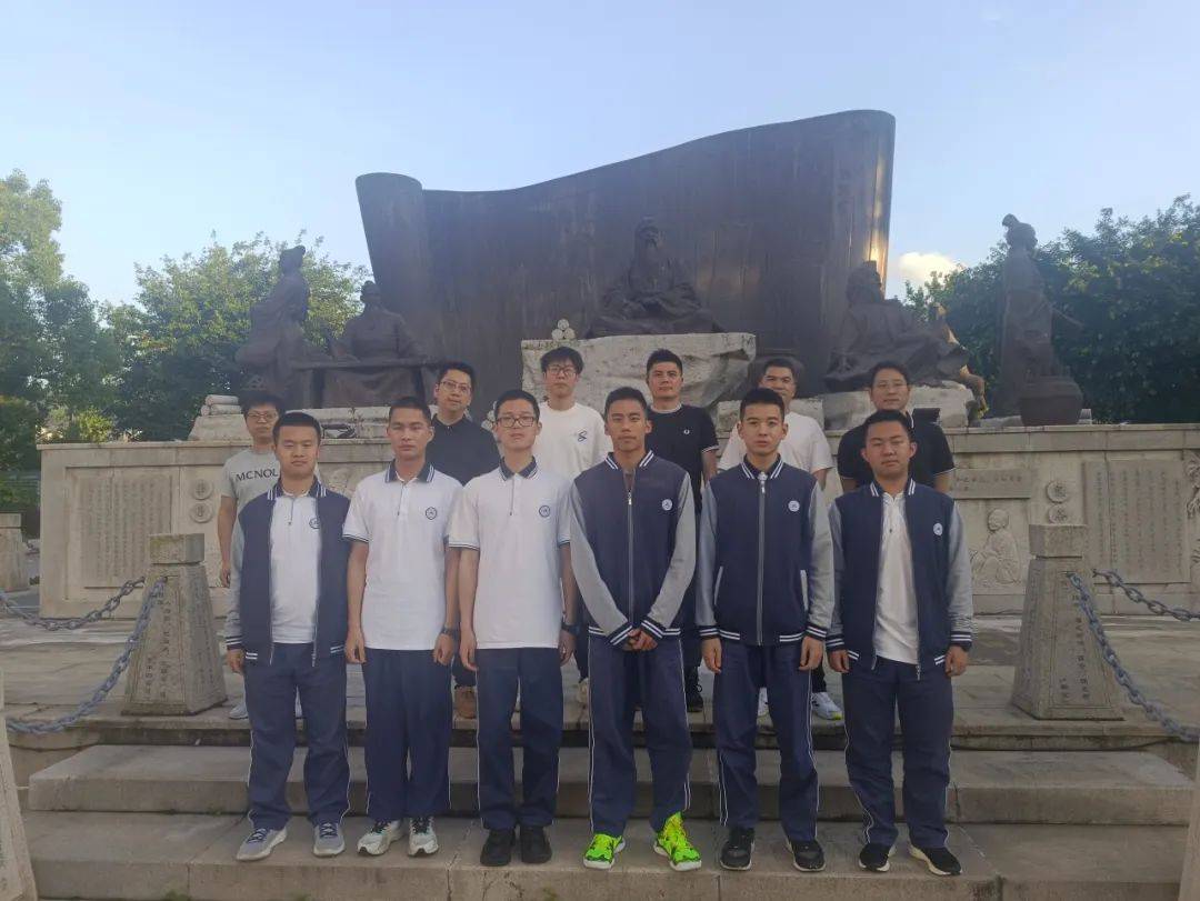 周子涵,王鸣巍,林开晨,巫镇铄后排指导师左起:吴立涌,吴银生,毛家俊