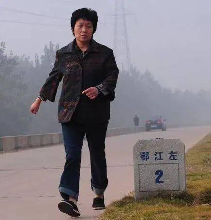 15年前那位曾经割肝救子感动中国的"暴走妈妈",在深陷"整容"风波后