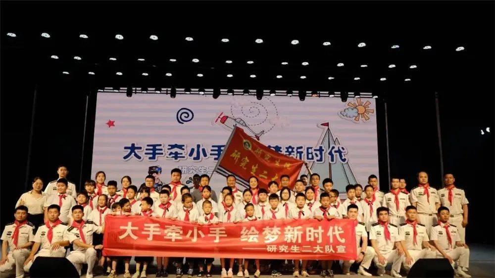 海军工程大学研究生二大队20余名学员来到武汉市第一聋哑学校开展大