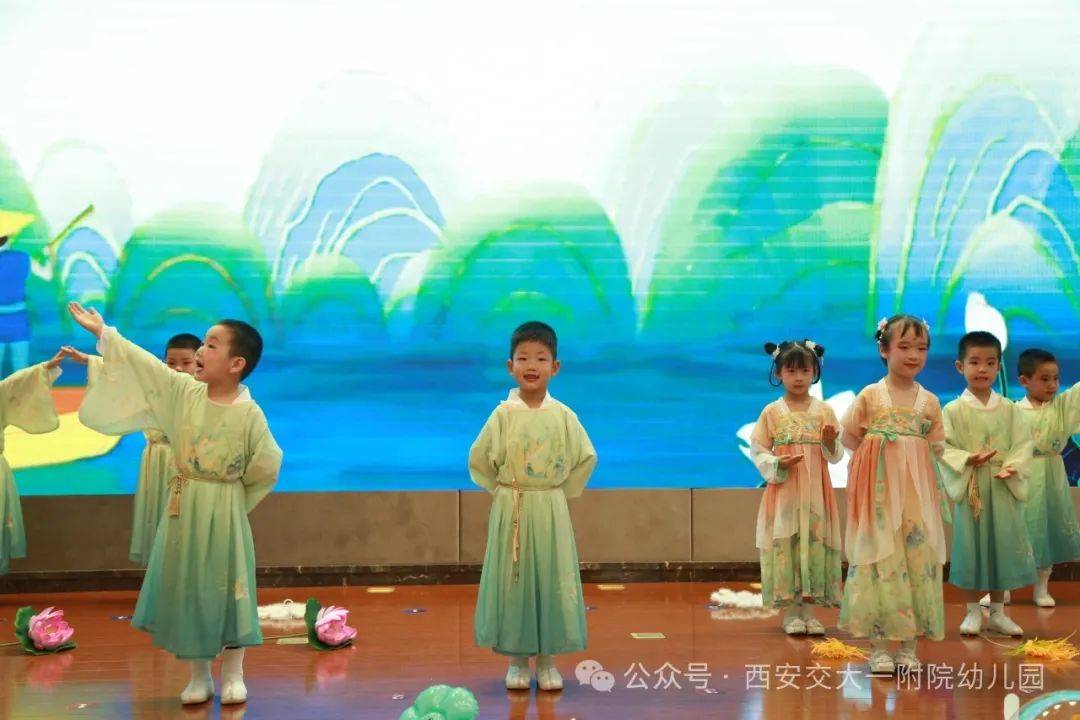 小二班舞蹈《我是礼貌好宝宝》中四班舞蹈《唐诗雅韵》小五班舞蹈《我