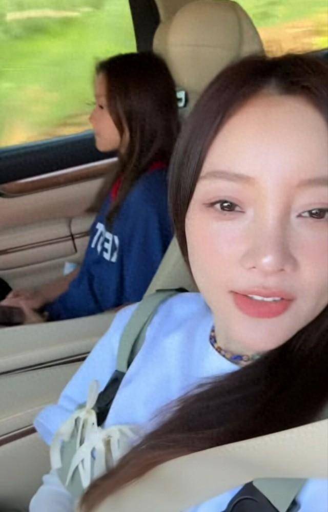 李小璐陪女儿露营庆六一,11岁甜馨皮肤黝黑,与妈妈同框色差明显