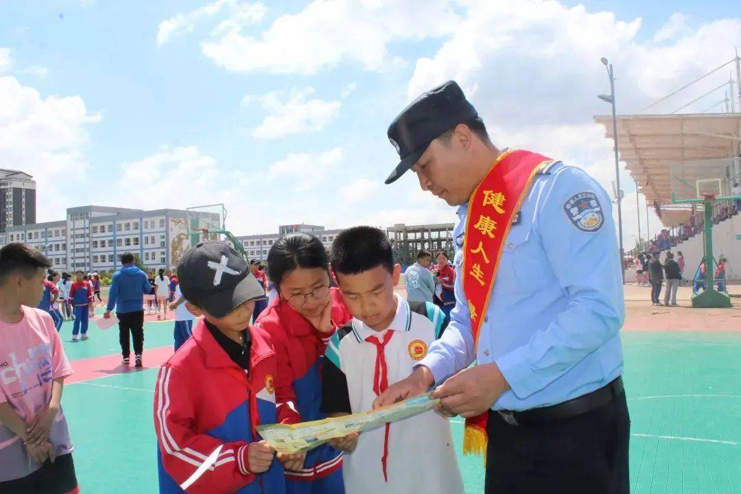 5月31日上午,通辽市科左后旗公安局禁毒大队走进蒙古族实验学校,开展"