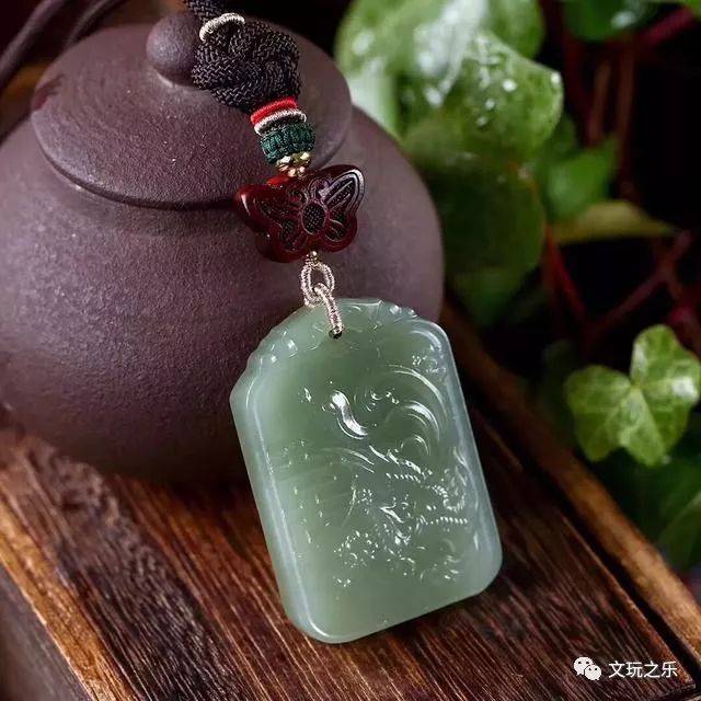 和田玉"青海料子"雕刻一对龙凤牌子,也是能够展现玉石之德