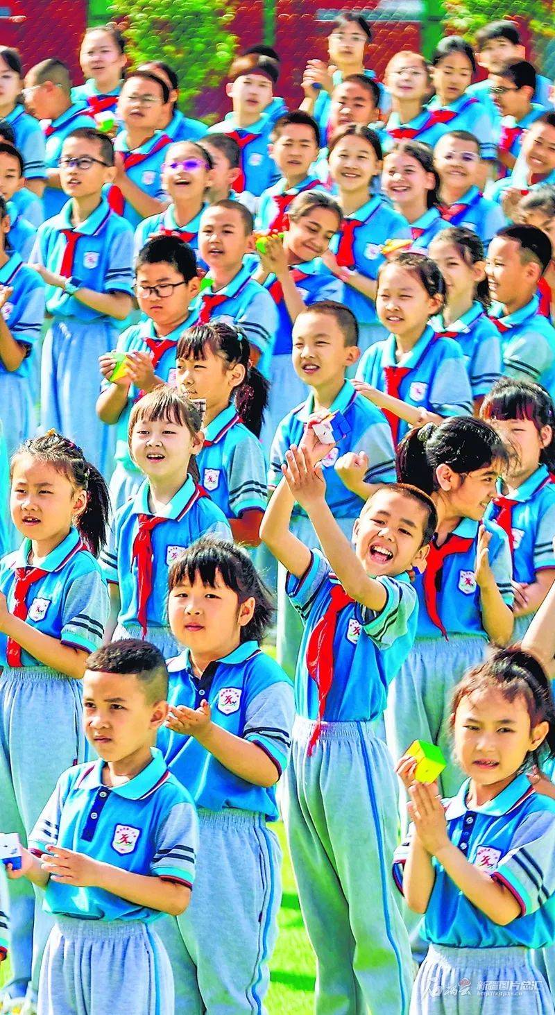 于苏甫·艾尼摄5月29日,疏附县第一中学学生在参加狮舞训练.