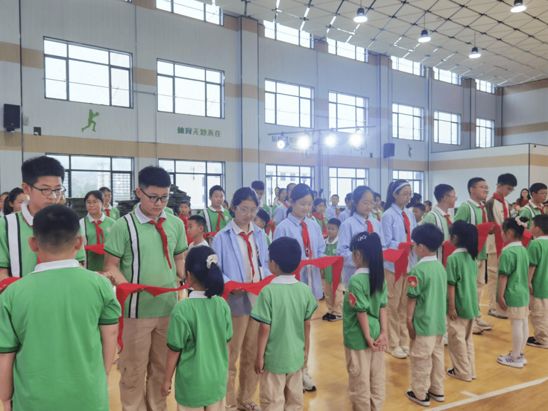 杭州天目双语实验学校城北小学他们戴上红领巾的样子让我们一起来看看