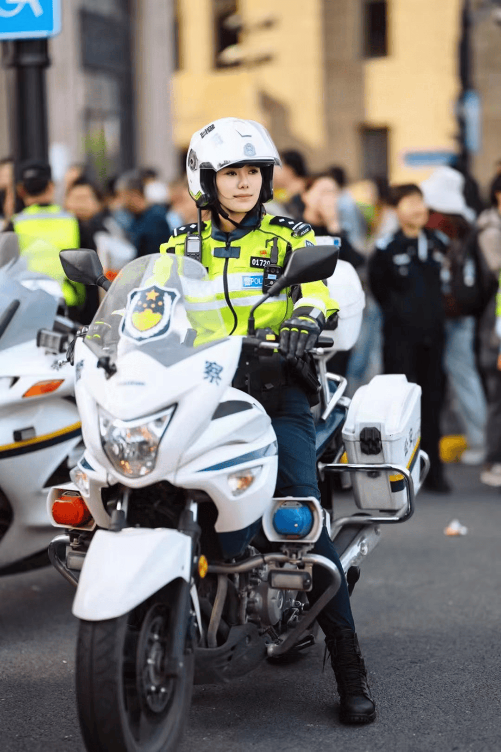徐懿的出圈照片上海黄浦公安 供图其中有一名骑摩托车的女警