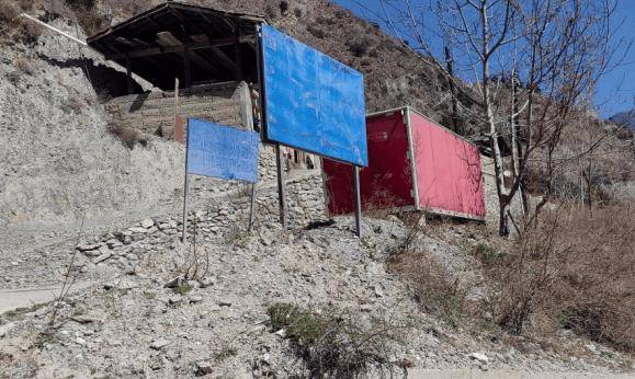 g544国道附近标识牌废弃.双龙村河道存在垃圾.