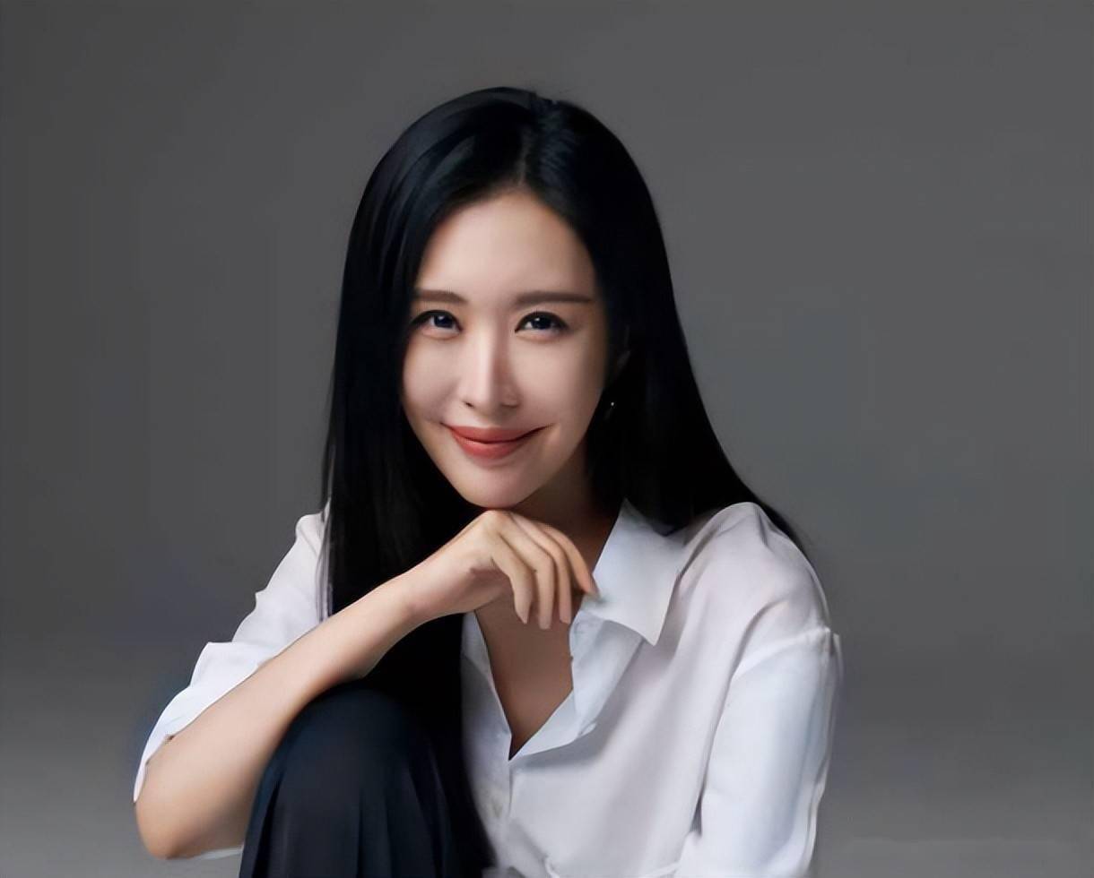 73岁王石退居幕后享受天伦,3岁女儿暴风抽高,田朴珺太宠老王!