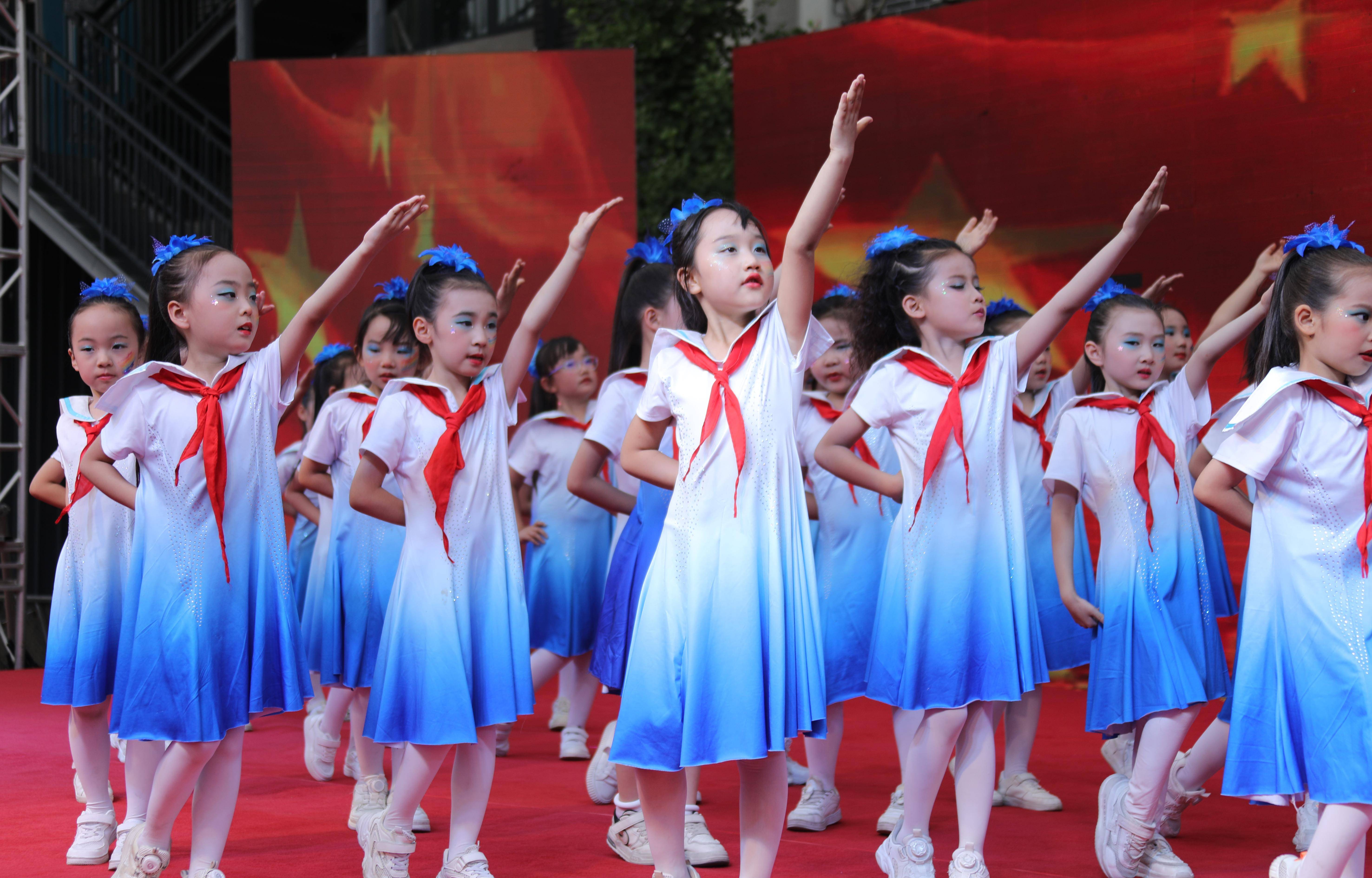 共青团尉氏县委在邢庄乡韩庄小学举行"红领巾爱祖国"少先队示范性入队