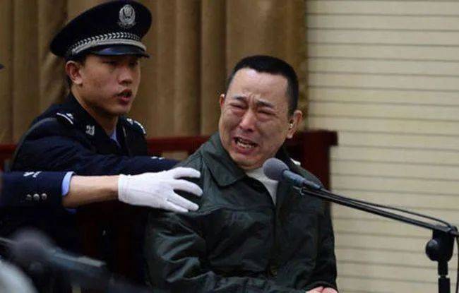 汶川地震他捐了5000万，6年后，警察在他的家里，搜出一个排的武器……