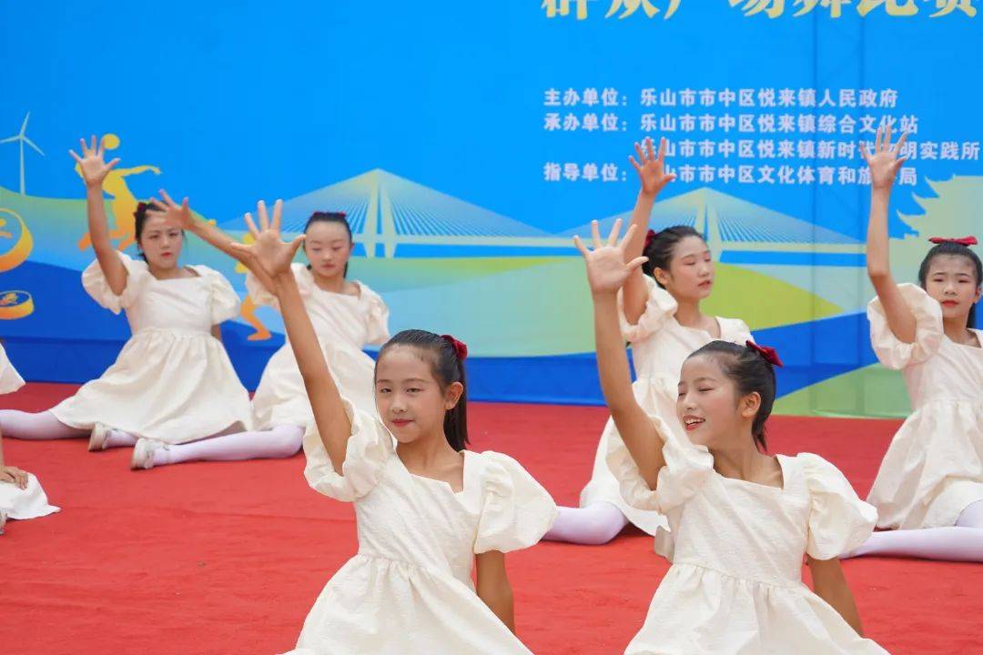 大赛在悦来小学带来的开场秀中拉开序幕,紧随其后的《中国范》《歌在