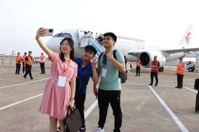 120余名香港大学生搭乘c919国产大飞机抵沪实习