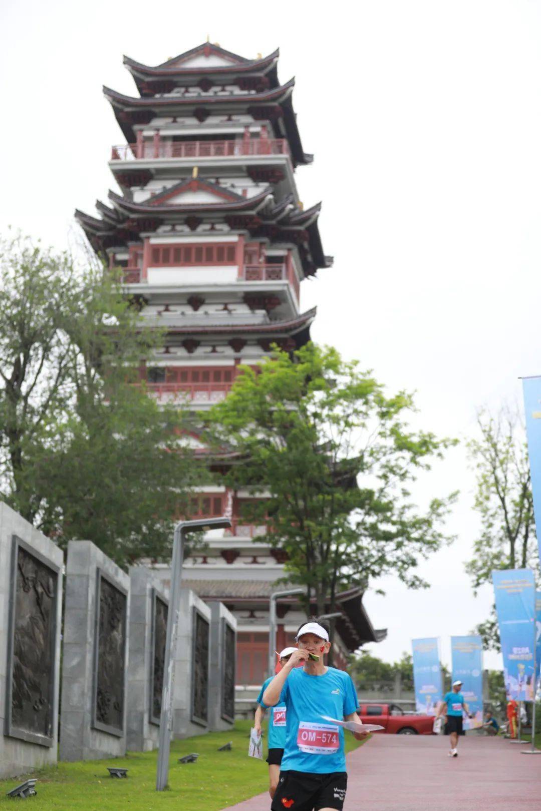 简阳鳌山公园吊死人图片