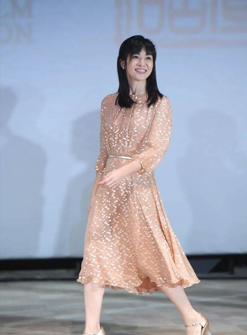 杨采妮一家4口为她庆生,她泪沟抢镜,双胞胎儿子颜值被老公拉垮
