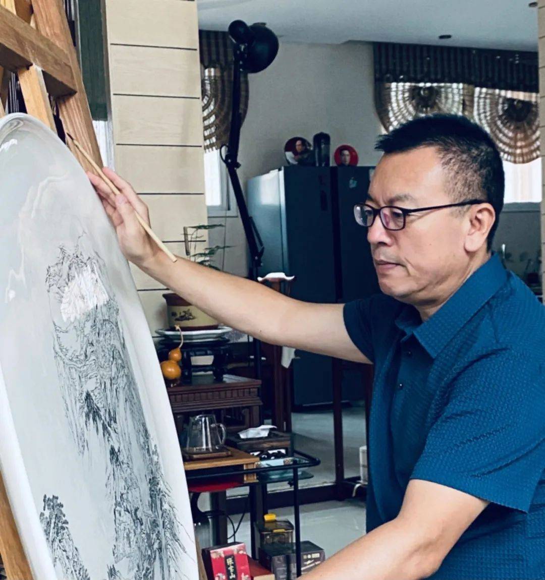 张辛雨1968年8月出生于河北省唐山市,河北省一级陶瓷艺术大师,河北省