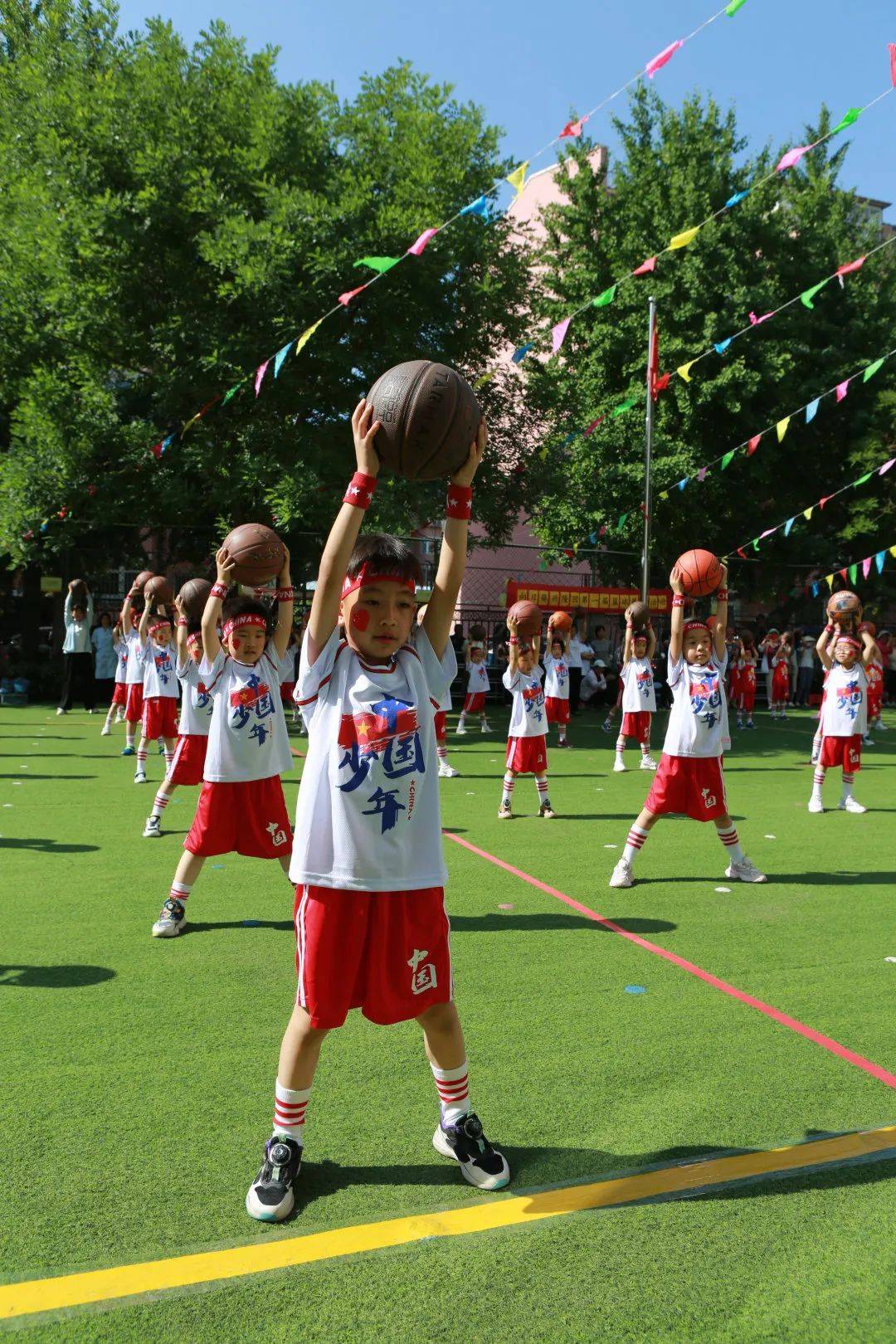 sports大一班篮球操展示让我们先来欣赏大班幼儿带来的篮球操展示吧!