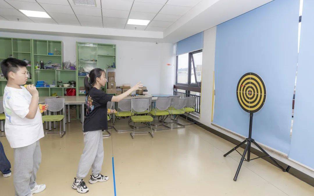 飞镖,攀岩,卡丁车等活动,让孩子们在挑战中锻炼体魄,培养勇气和毅力.