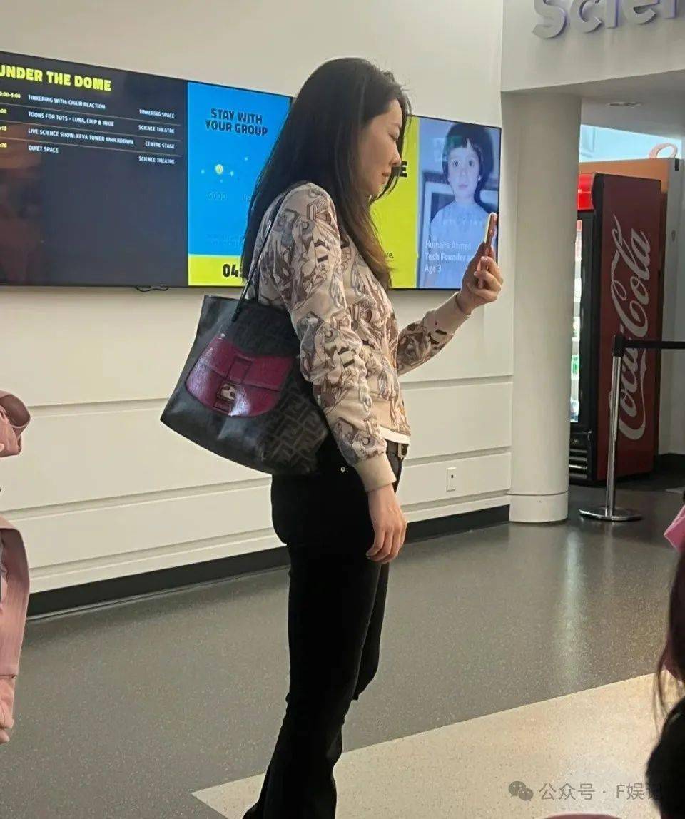 熊黛林郭可颂带女儿们出国旅游 路人视角下夫妻俩身高差明显