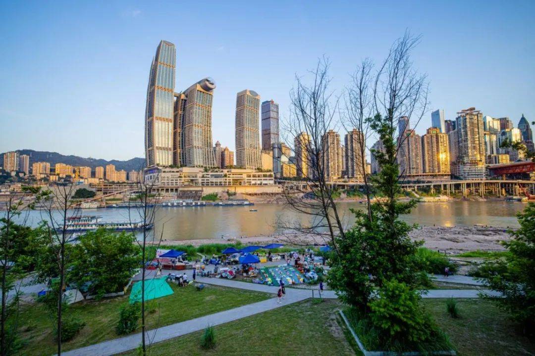 江北嘴江滩公园无疑是主选地之一山城重庆的璀璨灯火欣赏倒映在粼粼波