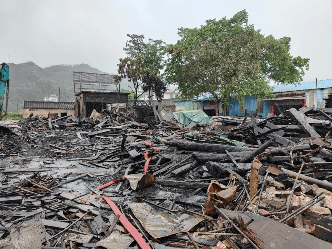 肇庆大湾某红木家具厂突发大火!