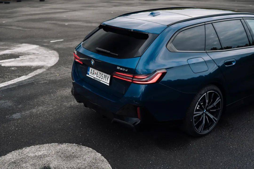 实拍量子蓝全新宝马5系旅行车,新商务豪华 出色实用性!