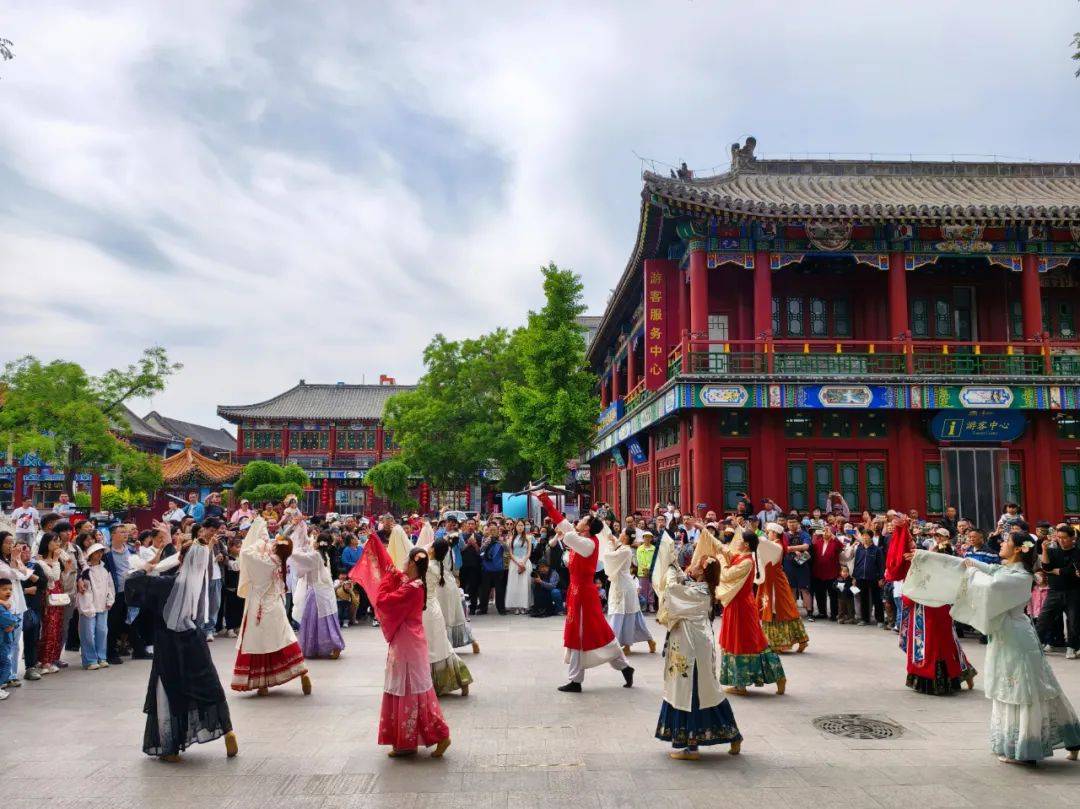 包粽子,制香囊,看演出……据了解,荣国府,隆兴寺景区将推出实景演出