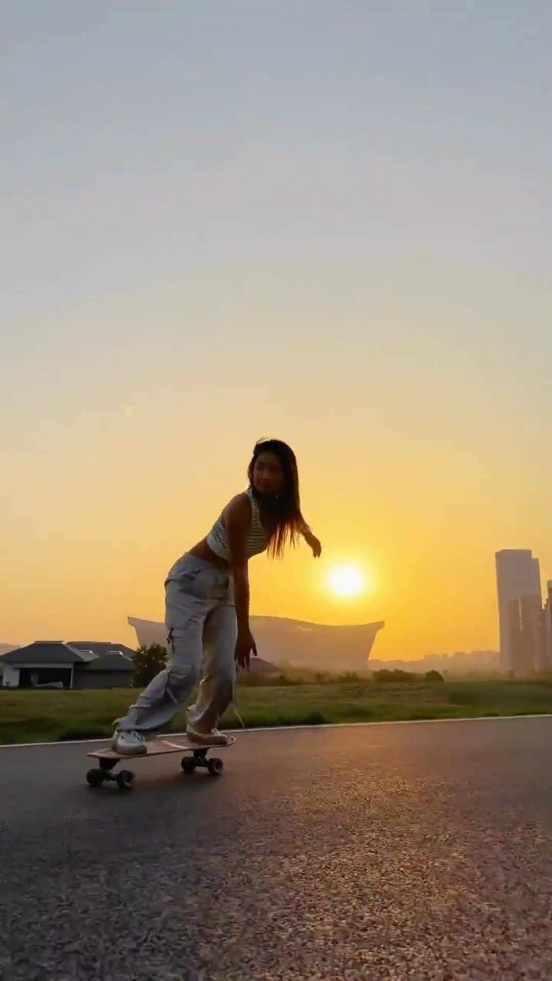 滑板 滑板女孩 一起滑板 快点出来滑陆冲了