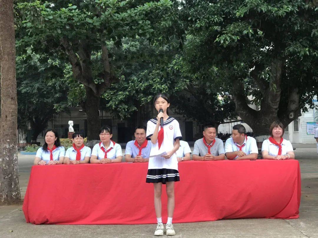 红领巾爱祖国!徐闻县各基层少工委开展少先队新队员入队仪式