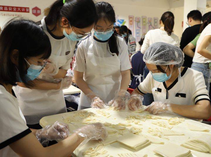 高考前的减压!诸暨学勉中学师生亲手制作暖心"毕业礼"