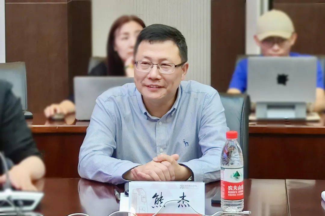 熊杰对我校的热情接待表示感谢.