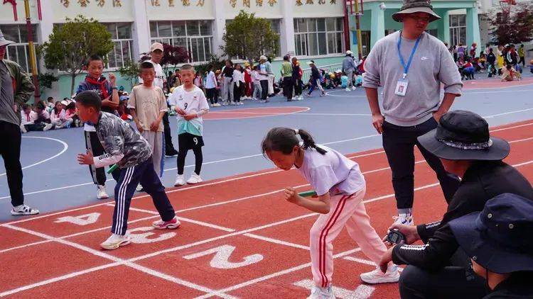 下的少年,田径场的激情——德钦县示范小学"庆六一"夏季田径运动会