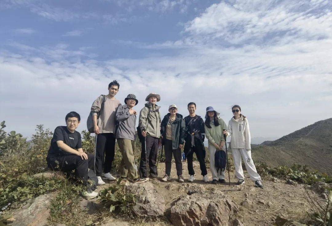 王玉瑞组织参与徒步登山活动他的生活似乎可以被称得上是"物超所值"