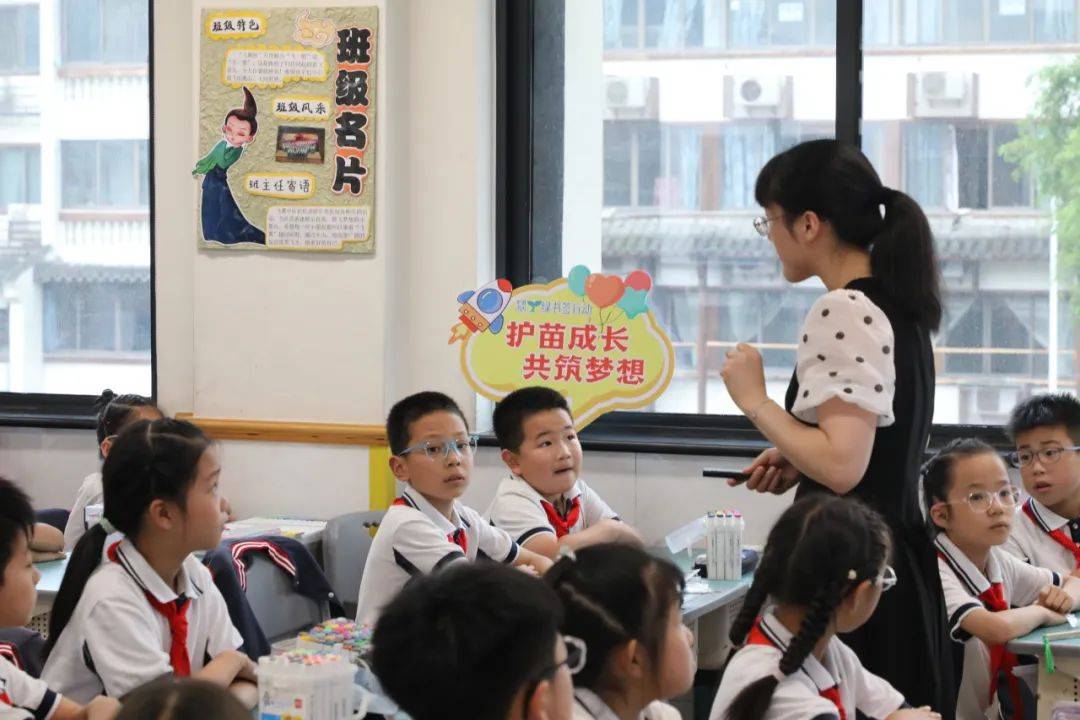 学生们用画笔在纸扇上绘制了他们心中的网络文明世界,展现了真善美