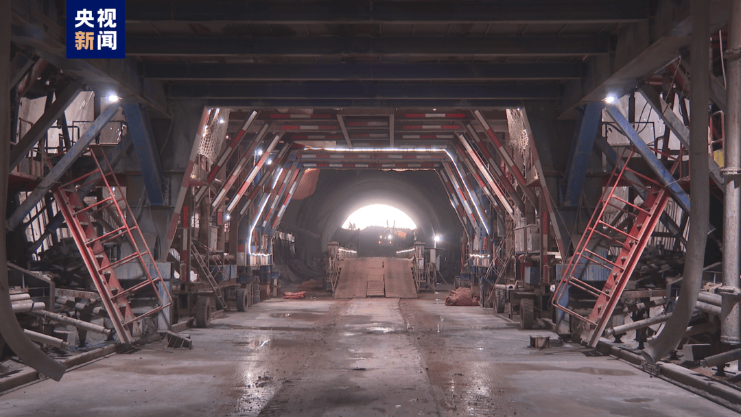 中线高铁自重庆枢纽重庆北站起,向西经重庆市渝北区,沙坪坝区,璧山区