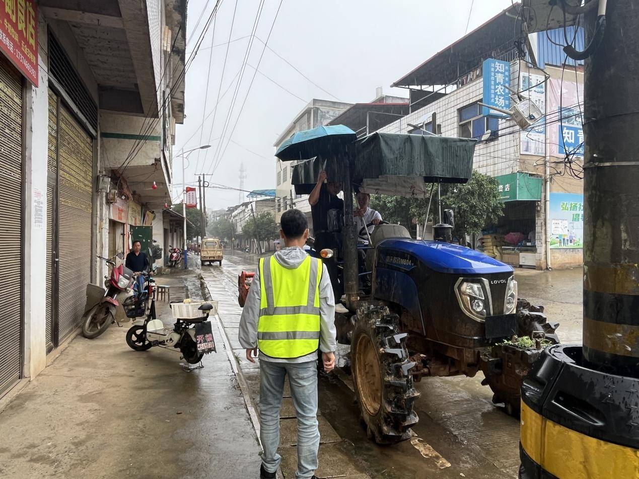 东安水岭:拖拉机载人 "驶不得"